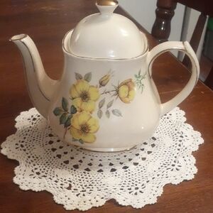 Antiq/Vtg Wild Yellow Rose On Cream W/14K Gold Trim Porcelain Sadler Teapot